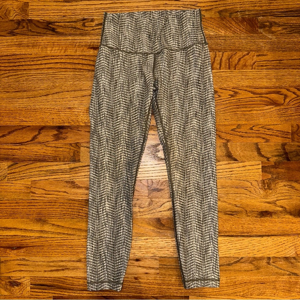 Lululemon High-Waist Gray & White Chevron Patterned Leggings Sz 8